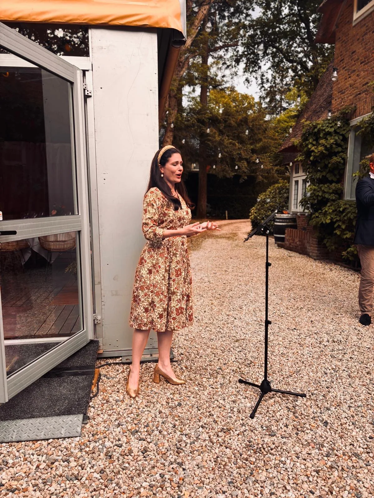 Charlotte Houberg zingt tijdens een bruiloft