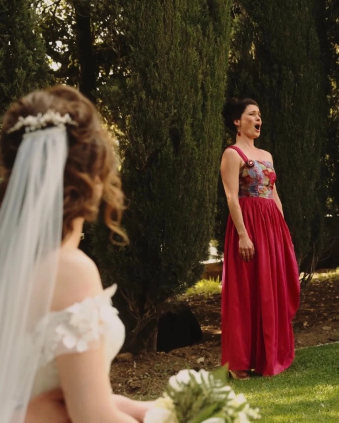 Sopraan zingt live voor een bruid tijdens een trouwceremonie in de tuin