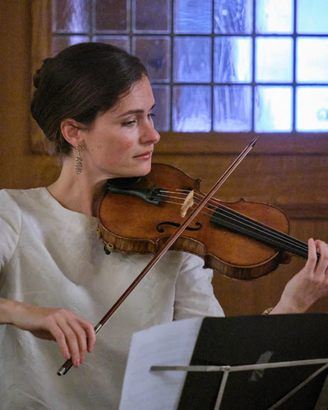 Professionele violiste speelt klassieke muziek tijdens een ceremonie